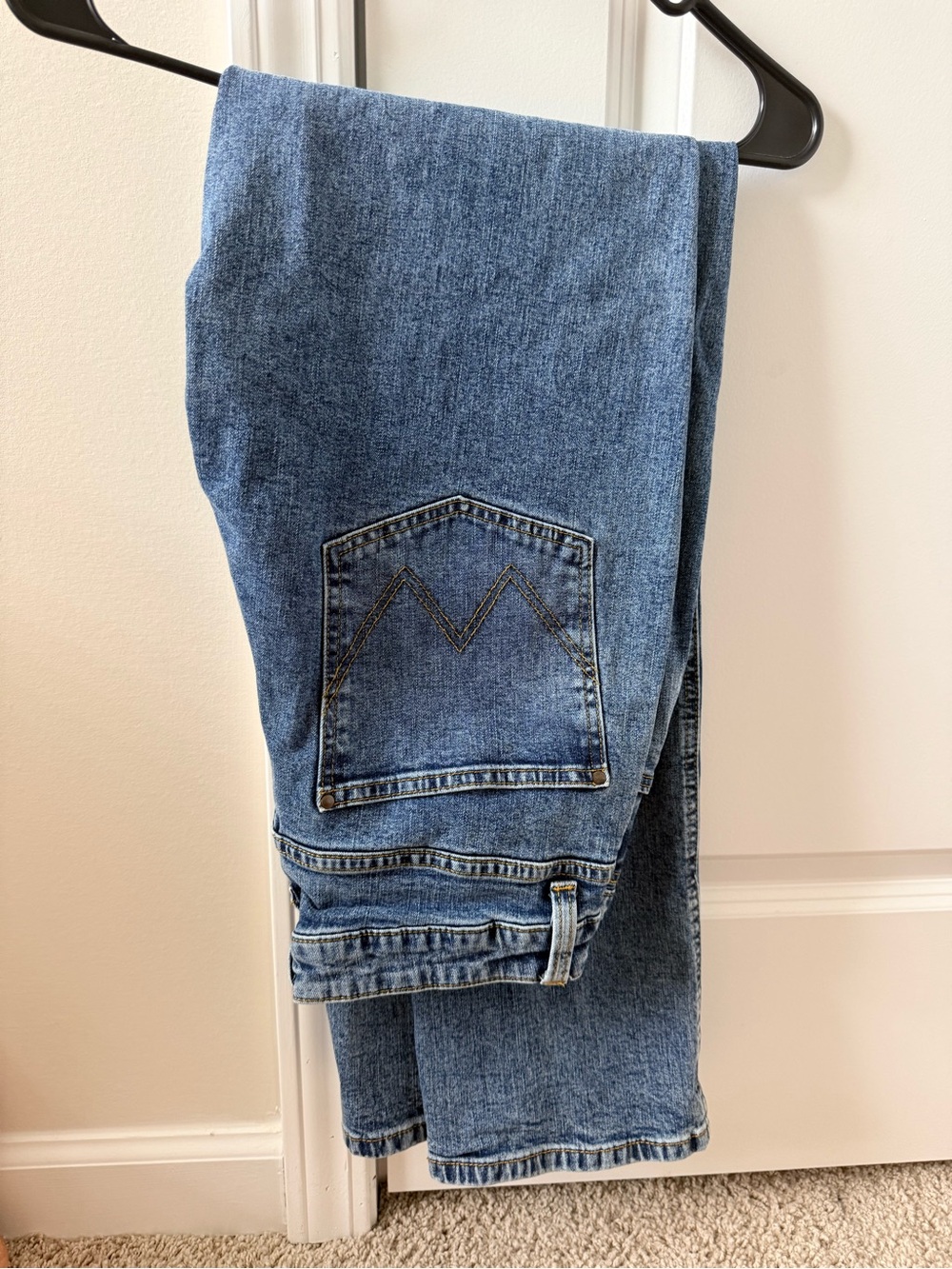 Wrangler Straight-Leg Jeans in Medium Blue